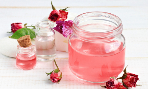 Účinky ružovej pleťovej vody: S ktorými kožnými problémami ti pomôže?