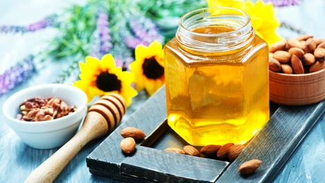 Oslaď si život zdravou formou a priprav si medovo-mandľový snack