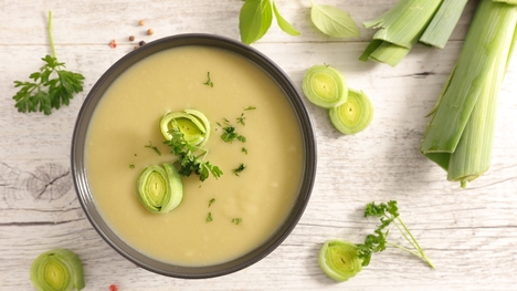 Rýchla zemiakovo-pórová polievka: Vychutnaj si ju plnými dúškami!