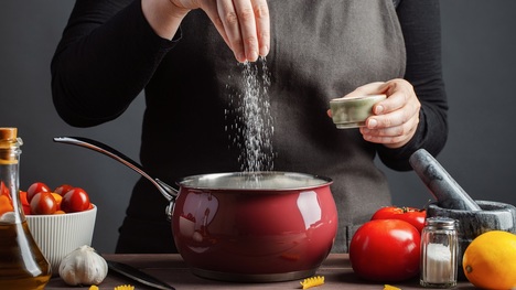 Soľ v kuchyni – je lepšia obyčajná alebo morská?