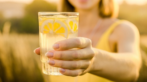 Ako vplýva na naše zdravie voda s citrónom? Ozaj vďaka nej schudneme?