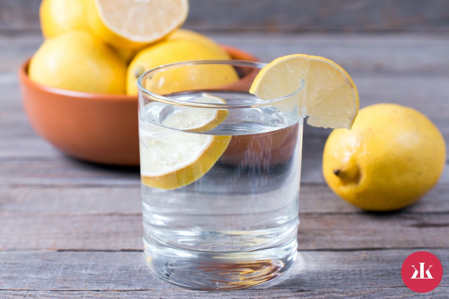 teplá voda s citrónom