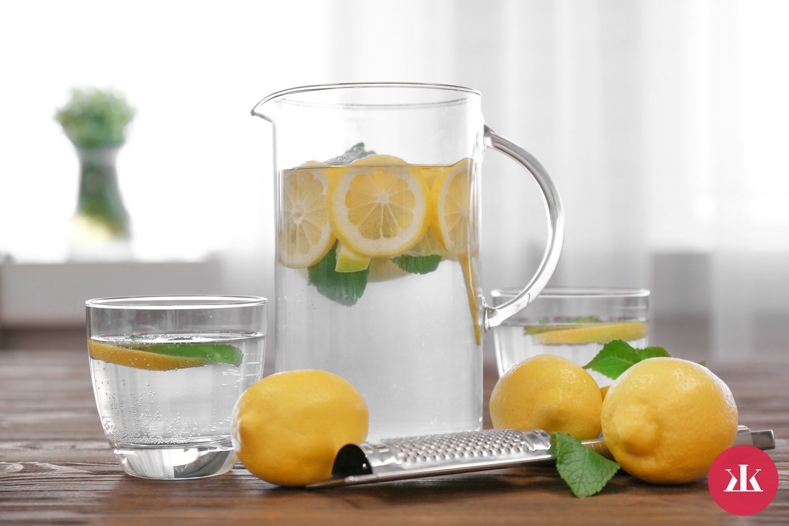 pol litra teplej vody s citrónom