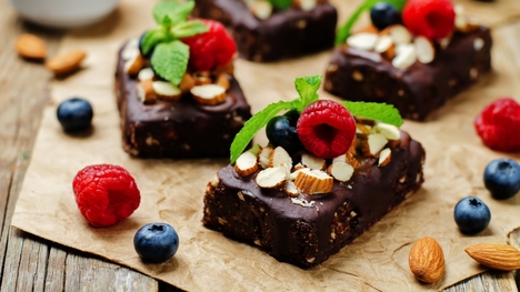 Hrnčekové nepečené brownies s mandľami a datľami: Raw maškrta aj pre vegánov!
