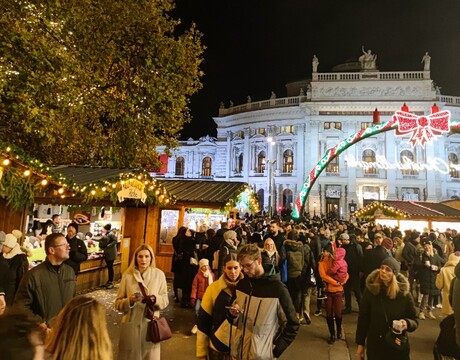 Vianočné trhy na Slovensku a v okolitých veľkomestách 2023 – kde a odkedy si vychutnať punč či varené víno?