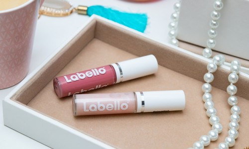 Labello Caring Lip Oil: Žiarivé a lesklé pery vďaka novým ošetrujúcim olejom na pery
