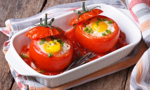 Vajíčkové raňajky, ktoré budú chutiť všetkým: Upeč ich v paradajkách
