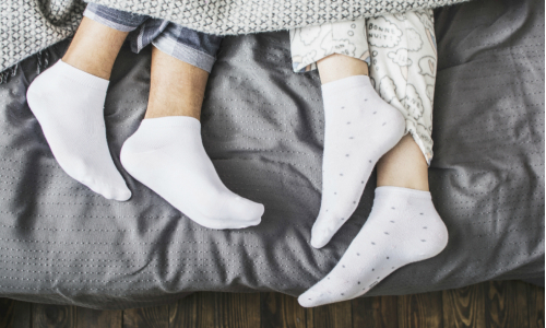 Toto ťa dostane: Vieš, prečo spať v ponožkách každú noc?