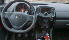 Ženský pohľad na: Citroën C1 VTi 72 – „Červená čiapočka“  v meste - KAMzaKRASOU.sk