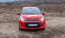 Ženský pohľad na: Citroën C1 VTi 72 – „Červená čiapočka“  v meste - KAMzaKRASOU.sk