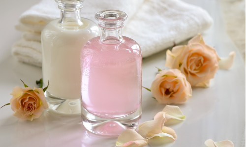 Ružová voda: Spoznaj blahodárne účinky ruží v kozmetike