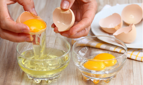 Vaječný bielok na pleť aj vlasy: Ako dokáže byť prospešný?