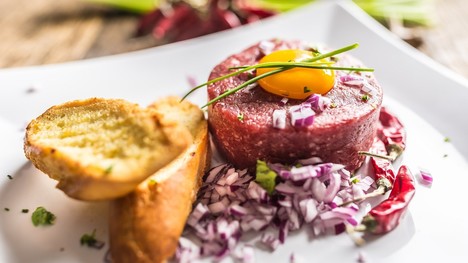 Tip na silvestrovské pohostenie: Skús recept na tatársky biftek!