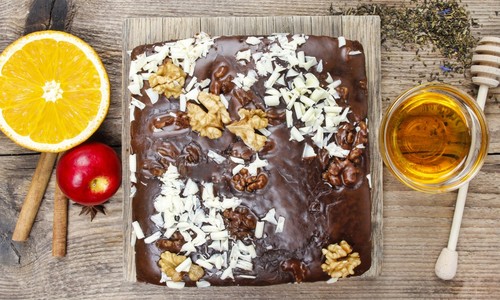 Jablkový perník s čokoládovou polevou a orechmi – konkuruje tomu tradičnému