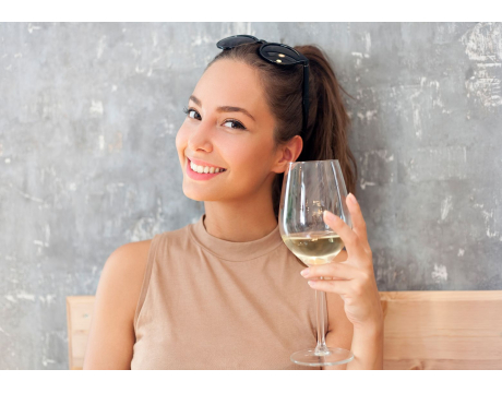 Máš rada víno? Zisti, aký má alkohol účinok na pleť!