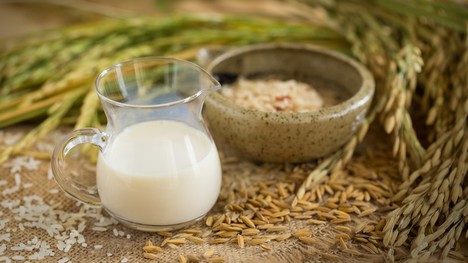 Ryžové mlieko v kozmetike: Vyživujúce probiotiká, ktoré ocení každá pleť