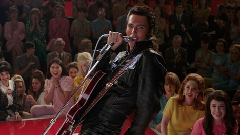 Do kín práve teraz prichádza veľkolepý Elvis – životopisný trhák o hudobnej legende