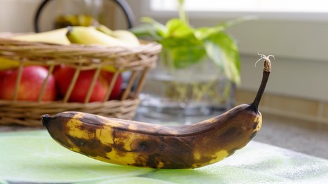 Ak banány budeš skladovať TAKTO, viac ti nezhnednú! Poznáš tento trik?