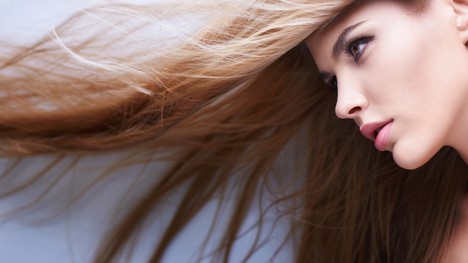 Ako skrotiť elektrizujúce vlasy?