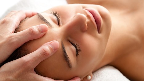 Prečo si pravidelne dopriať masáž tváre? Pomôžeme ti vybrať správnu!