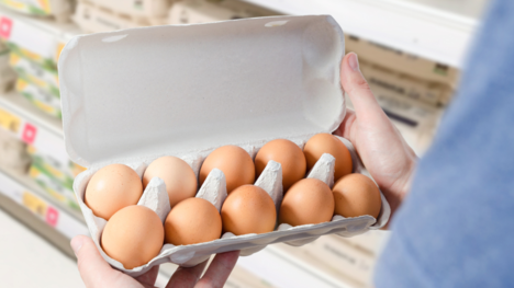 Prečo pokladníčka vždy otvorí kartón vajec? TOTO je dôvod a prasknuté vajcia to nie sú!