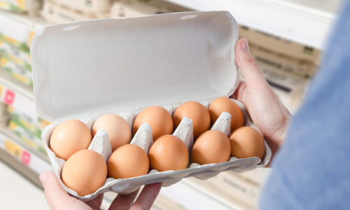 Prečo pokladníčka vždy otvorí kartón vajec? TOTO je dôvod a prasknuté vajcia to nie sú!