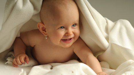 Kontroverzné prepichovanie uší u bábätiek: Kedy a ako je to vhodné?