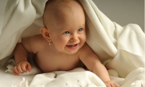Kontroverzné prepichovanie uší u bábätiek: Kedy a ako je to vhodné?