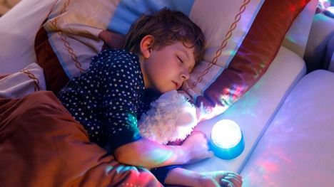 Čo spôsobuje spánok pri svetle? Je to hrozba nielen pre deti