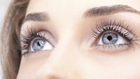 Na unavené oči pomôžu cviky aj obklady