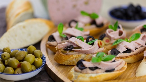 RECEPT: Bruschetta s olivovou nátierkou, šunkou a olivami