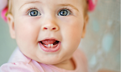 Prvé zuby bábätka: Čo všetko musí rodič vedieť, než začnú rásť?