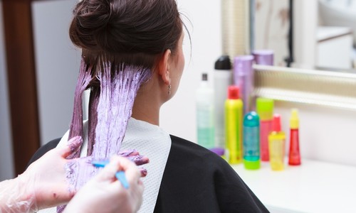 Farbenie vlasov počas menštruácie – ÁNO alebo NIE? Môže cyklus vplývať na farbu na vlasy?