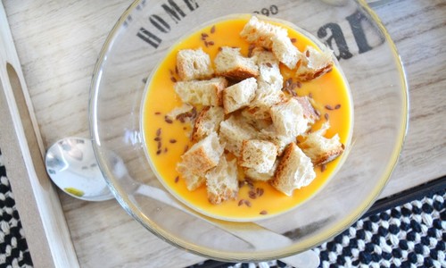 Sýta tekvicová polievka pre celú rodinu: jednoduchá a výborná