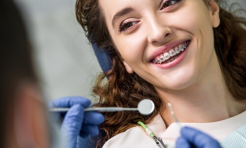 Strojček na zuby pre dospelých – aké sú možnosti?