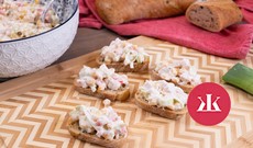 Videorecept: Rýchly 5-minútový krabí šalát zo 4 ingrediencií - KAMzaKRASOU.sk