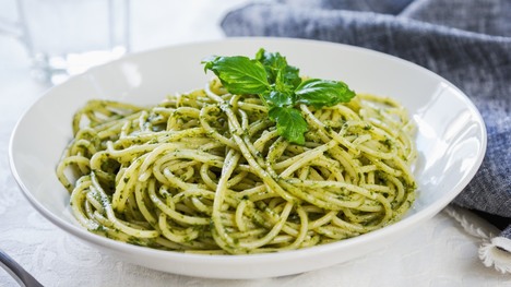 RECEPT: Špagety s pestom z medvedieho cesnaku a cuketou