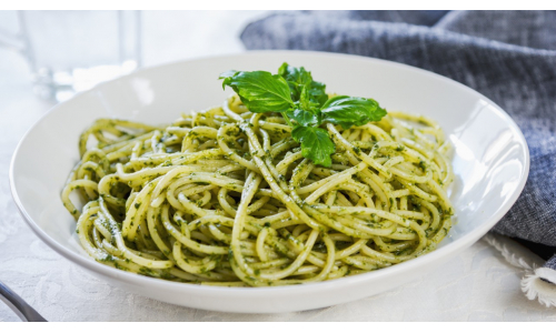 RECEPT: Špagety s pestom z medvedieho cesnaku a cuketou