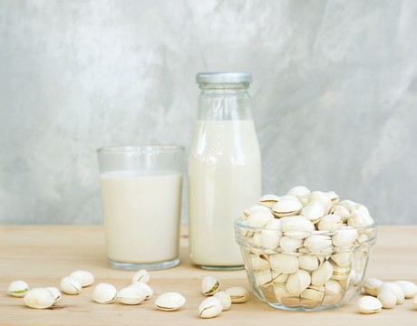 Novinka medzi vegánskymi mliekami: Stojí pistáciové mlieko za to?