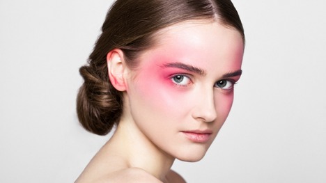 Jarné makeup trendy: Ružová pre minimalistky aj maximalistky