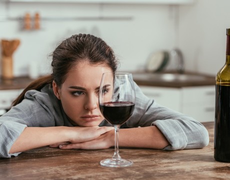 Potvrdené! Alkohol vplýva na ženy úplne inak než na mužov. Pozor, ale negatívnym smerom!