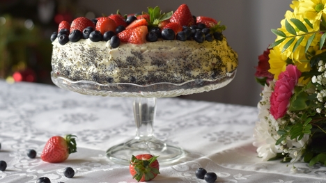 Maková torta s jahodami a čučoriedkami: Poteší aj na narodeniny