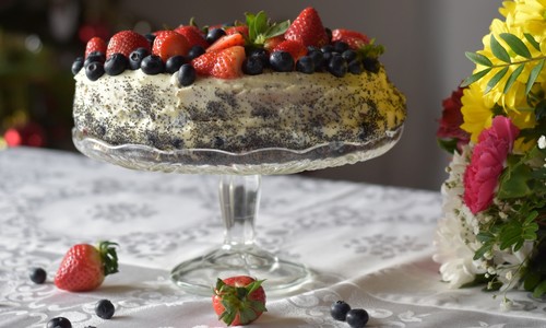 Maková torta s jahodami a čučoriedkami: Poteší aj na narodeniny