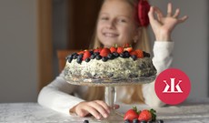 Maková torta s jahodami a čučoriedkami: Poteší aj na narodeniny - KAMzaKRASOU.sk