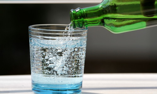 Aj ty ju piješ namiesto vody? Zisti, či je perlivá voda zdravá!