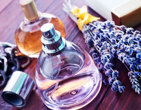Ako aplikovať parfum, aby voňal čo najlepšie? TOP tipy aj na výber parfumu