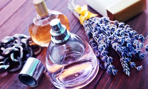 Ako aplikovať parfum, aby voňal čo najlepšie? TOP tipy aj na výber parfumu