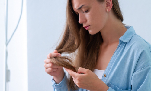 Lámanie vlasov – čo to spôsobuje a ako to zastaviť?
