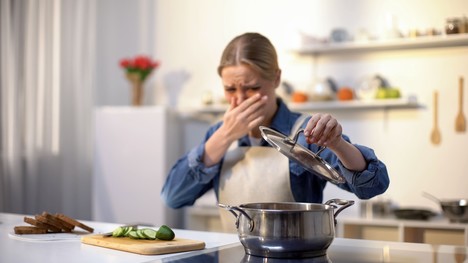 Zápach v domácnosti po varení či pečení: Jednoduchý trik, ako ho odstrániť bez vetrania
