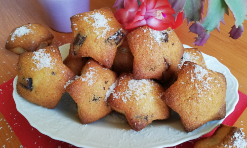 RECEPT: Plnené kokosové muffiny s kúskami čokolády
